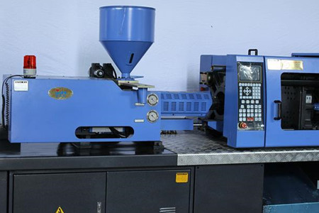 薄壁高速注塑机如何应对高温、高压环境?